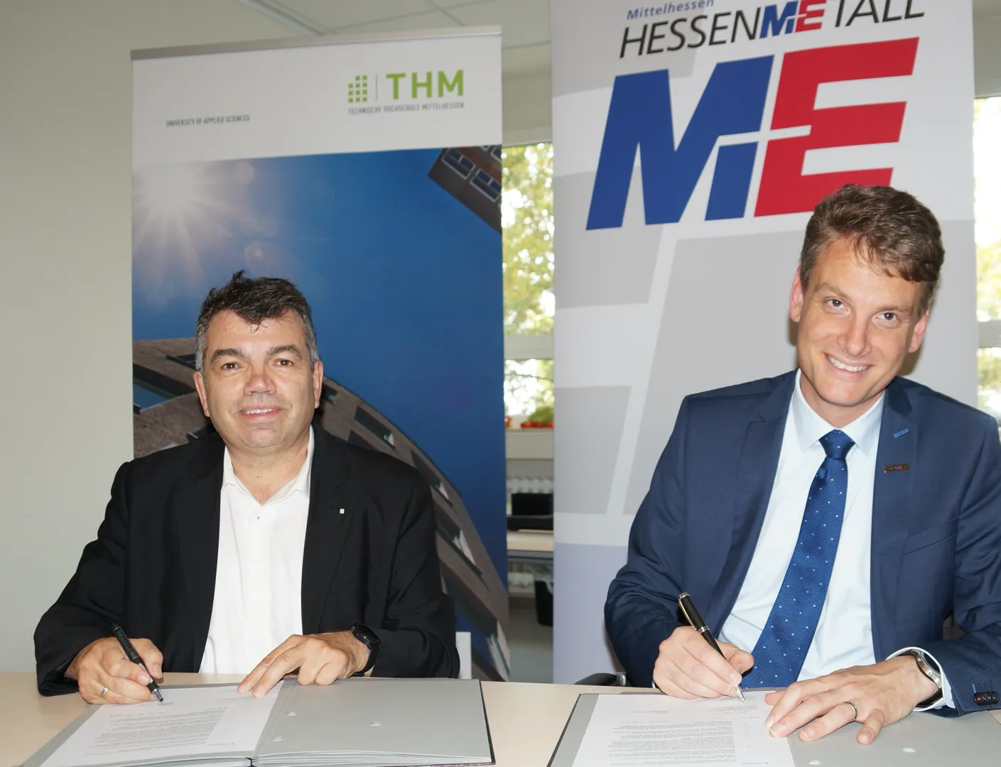 Prof. Dr. Matthias Willems (links), Präsident der THM, und Sascha Drechsel, Geschäftsführer von HESSENMETALL Mittelhessen, bei der Unterzeichnung des Kooperationsvertrags. (Foto: Hessenmetall Mittelhessen)